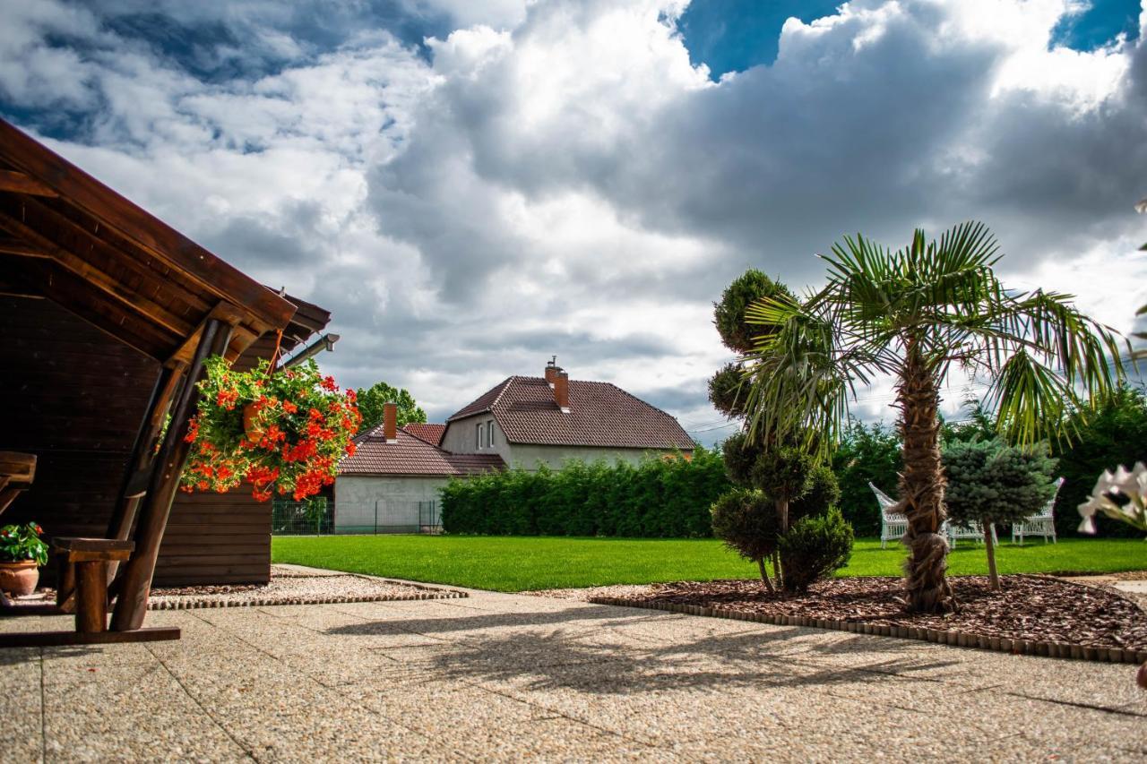 Mónika Vendégház Mórahalom Exterior foto