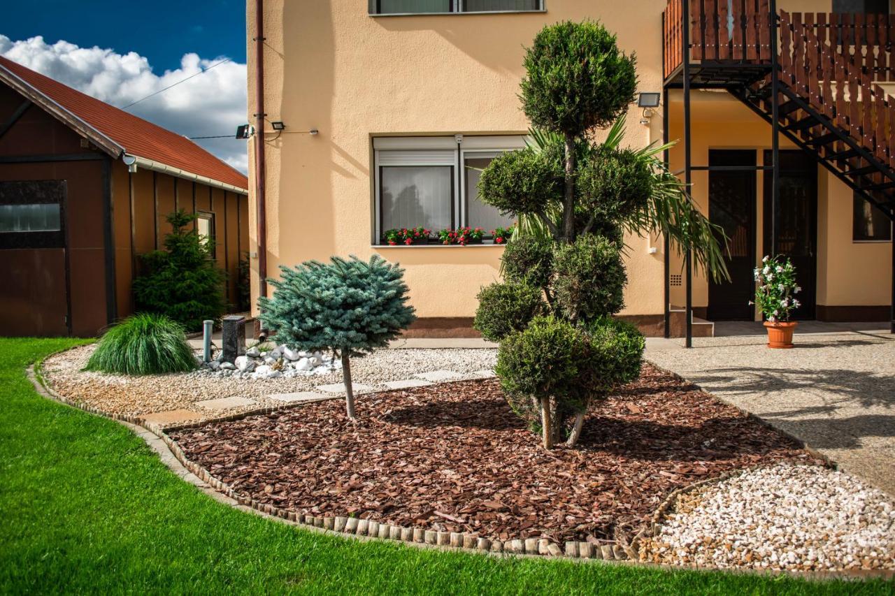 Mónika Vendégház Mórahalom Exterior foto